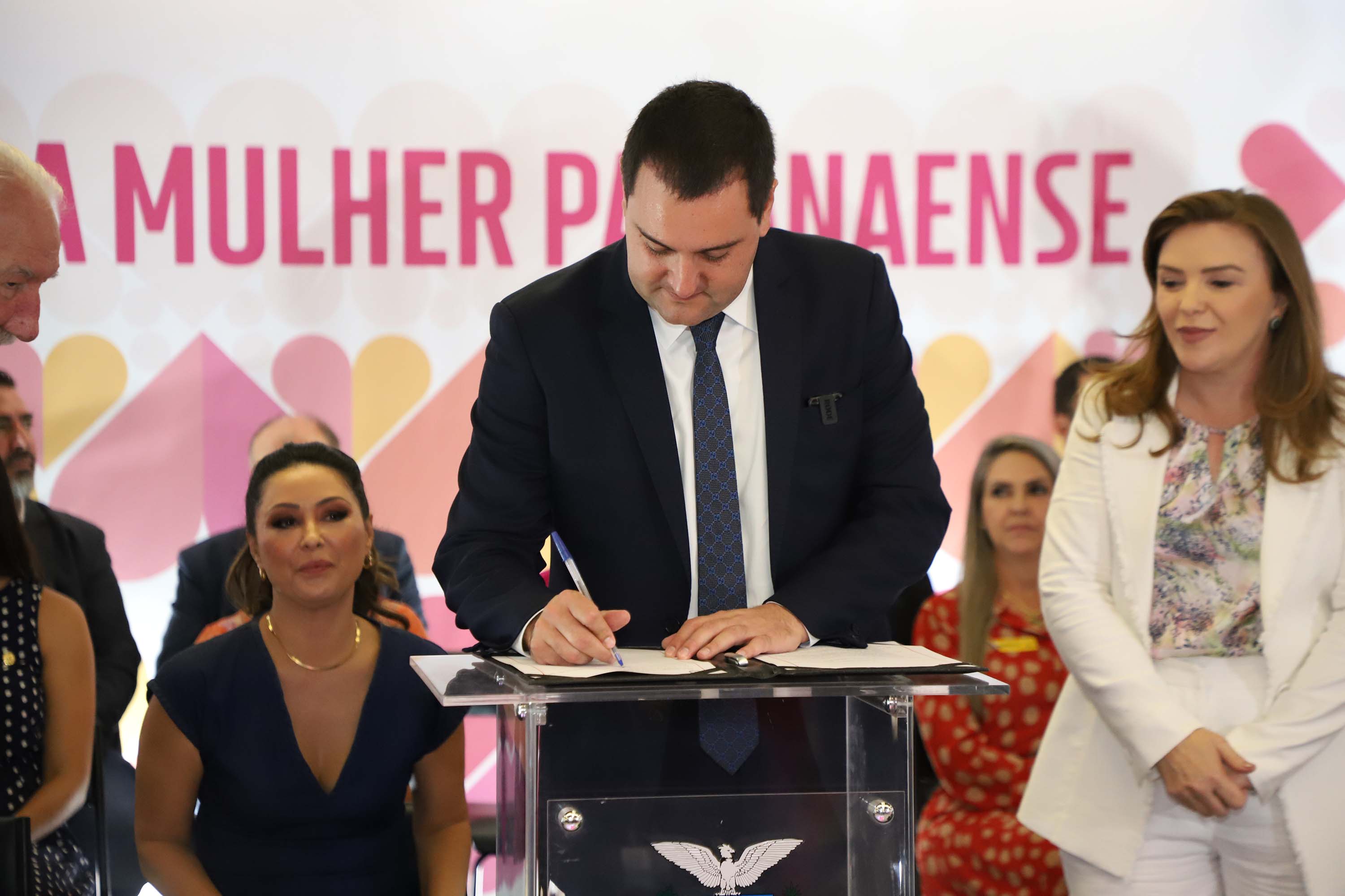 O governador Carlos Massa Ratinho Junior sancionou nesta terça-feira (21) a criação do Fundo Estadual dos Direitos da Mulher (FEDIM/PR).