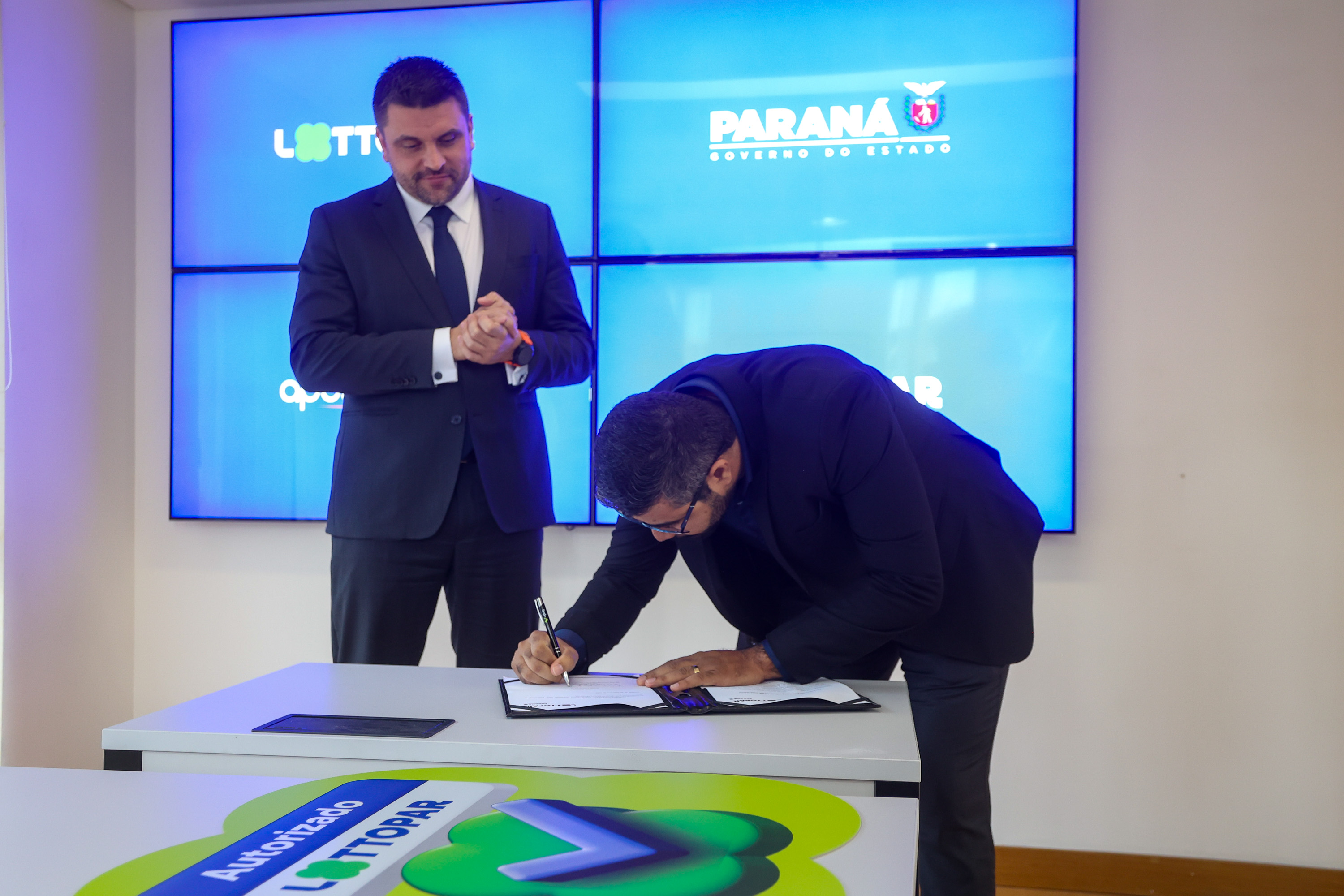 Evento de assinatura de contrato homologando a empresa BETPR na foto o diretor-presidente da Lottopar, Daniel Romanowski e Felipe Villar da BETPR e_2