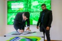 Evento de assinatura de contrato homologando a empresa BETPR, na foto o diretor-presidente da Lottopar, Daniel Romanowski e o reprsentante da BETPR, Felipe Villar.