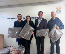 Lottopar participa da Campanha Aquece Paraná 2023 e faz doação de roupas e cobertores