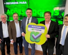 Evento de assinatura de contrato homologando a empresa WLC Paraná, na foto, José Carlos Baungartner Presidente da PRO HARDS, Emiliano Giri sócio da WLC, Daniel Romanowski Diretor-Presidente da Lottopar, Peterson Baungartner Presidente da WLC e Gáston Ricardo Corales Representante da empresa BPLAY