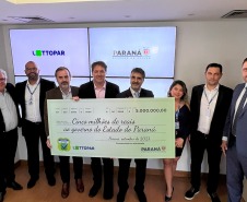 Evento de assinatura de contrato homologando a empresa WLC Paraná, na foto, José Carlos Baungartner Presidente da PRO HARDS, Fabio Veiga Diretor de Operações da Lottopar, Emiliano Giri sócio da WLC, Peterson Baungartner Presidente da WLC, Gáston Ricardo Corales Representante da empresa BPLAY, Stefanny Fernandes Chefe de Gabinete da Lottopar, Rogério Nogueira Diretor Administrativo-Financeiro da Lottopar e Daniel Romanowski Diretor-Presidente da Lottopar.