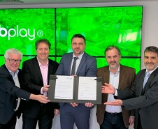 Evento de assinatura de contrato homologando a empresa WLC Paraná, na foto José Carlos Baungartner Presidente da PRO HARDS, Peterson Baungartner Presidente da WLC, Daniel Romanowski Diretor-Presidente da Lottopar, Emiliano Giri sócio da WLC e Gáston Ricardo Corales Representante da empresa BPLAY.