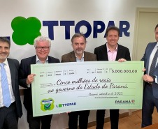 Evento de assinatura de contrato homologando a empresa WLC Paraná, na foto, Gáston Ricardo Corales Representante da empresa BPLAY,  José Carlos Baungartner Presidente da PRO HARDS, Emiliano Giri sócio da WLC, Peterson Baungartner Presidente da WLC e Daniel Romanowski Diretor-Presidente da Lottopar.