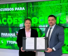 Evento de assinatura de contrato homologando a empresa WLC Paraná, na foto Peterson Baungartner Presidente da WLC e Daniel Romanowski Diretor-Presidente da Lottopar.