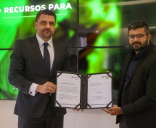Evento de assinatura de contrato homologando a empresa BETPR na foto diretor-presidente Daniel Romanowski e Felipe Villar da BETPR.
