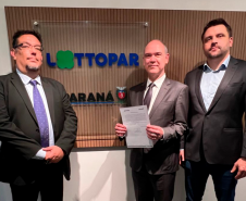 Diretor Regional Latino-Americano da GLI, Georges Didier, o executivo de Relações Governamentais e Desenvolvimento de Negócios GLI, Valter Delfraro Júnior e o Diretor Presidente da Lottopar, Daniel Romanowski