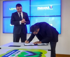 Evento de assinatura de contrato homologando a empresa BETPR na foto o diretor-presidente da Lottopar, Daniel Romanowski e Felipe Villar da BETPR e_2