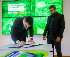 Evento de assinatura de contrato homologando a empresa BETPR, na foto o diretor-presidente da Lottopar, Daniel Romanowski e o reprsentante da BETPR, Felipe Villar.