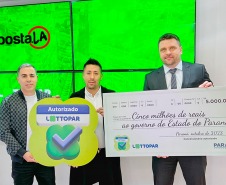 Representantes da empresa  Daruma Sam S.A (Aposta.la) junto com a diretoria da Lottopar.