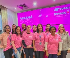 Ações do Paraná Rosa mobilizam servidores da Lottopar em uma parceria com a Secretaria da Saúde.