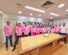 Ações do Paraná Rosa mobilizam servidores da Lottopar em uma parceria com a Secretaria da Saúde.