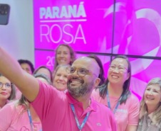 Ações do Paraná Rosa mobilizam servidores da Lottopar em uma parceria com a Secretaria da Saúde.