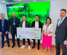 Representantes da empresa  Daruma Sam S.A (Aposta.la) junto com a diretoria da Lottopar.