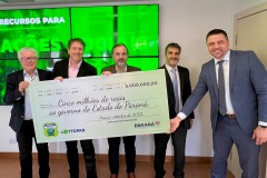 Evento de assinatura de contrato homologando a empresa WLC Paraná, na foto José Carlos Baungartner Presidente da PRO HARDS, Peterson Baungartner Presidente da WLC, Emiliano Giri sócio da WLC, Gáston Ricardo Corales Representante da empresa BPLAY e Daniel Romanowski Diretor-Presidente da Lottopar.