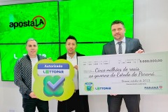 Representantes da empresa  Daruma Sam S.A (Aposta.la) junto com a diretoria da Lottopar.