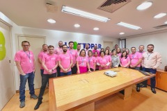 Ações do Paraná Rosa mobilizam servidores da Lottopar em uma parceria com a Secretaria da Saúde.