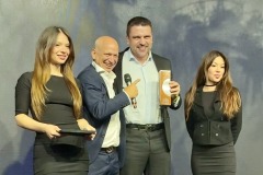 O jornalista e apresentador da TV Bandeirantes, Elia Júnior, entrega prêmio ao diretor-presidente da Lottopar, Daniel Romanowski.