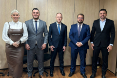 Na foto a subsecretária de Ação Sancionadora, Raiana Luiza de Andrade Falcão,  o assessor da Diretoria de Operações da Lottopar, Pablo Wosniacki, o diretor técnico da Lottopar, Rafael Halila, o secretário de Prêmios e Apostas, Regis Dudena e o diretor-presidente da Lottopar, Daniel Romanowski.