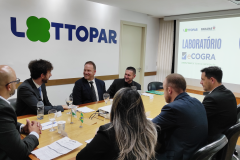 Certificadora do Reino Unido recebe termo de credenciamento em evento na Lottopar.