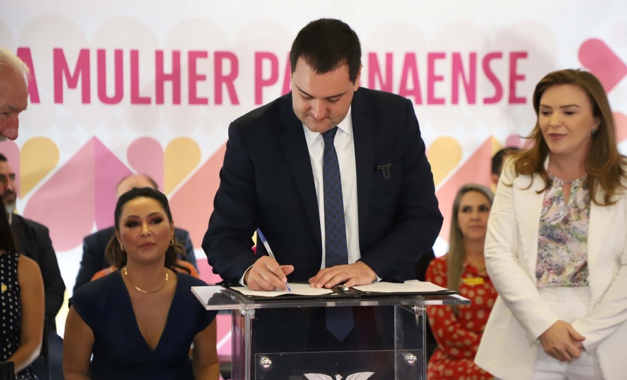 O governador Carlos Massa Ratinho Junior sancionou nesta terça-feira (21) a criação do Fundo Estadual dos Direitos da Mulher (FEDIM/PR).