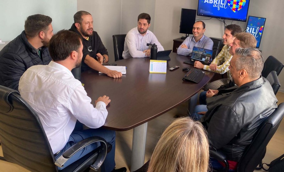 Diretor operacional da Lottopar, Jonathan Dieter, em reunião com consórcio vencedor.