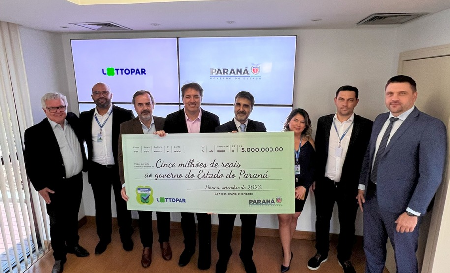Evento de assinatura de contrato homologando a empresa WLC Paraná, na foto, José Carlos Baungartner Presidente da PRO HARDS, Fabio Veiga Diretor de Operações da Lottopar, Emiliano Giri sócio da WLC, Peterson Baungartner Presidente da WLC, Gáston Ricardo Corales Representante da empresa BPLAY, Stefanny Fernandes Chefe de Gabinete da Lottopar, Rogério Nogueira Diretor Administrativo-Financeiro da Lottopar e Daniel Romanowski Diretor-Presidente da Lottopar.