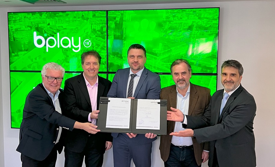 Evento de assinatura de contrato homologando a empresa WLC Paraná, na foto José Carlos Baungartner Presidente da PRO HARDS, Peterson Baungartner Presidente da WLC, Daniel Romanowski Diretor-Presidente da Lottopar, Emiliano Giri sócio da WLC e Gáston Ricardo Corales Representante da empresa BPLAY.