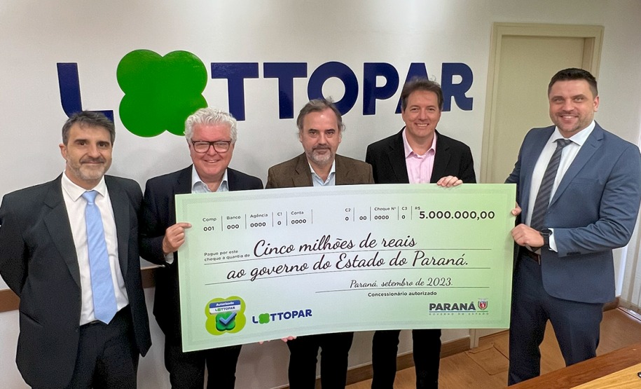 Evento de assinatura de contrato homologando a empresa WLC Paraná, na foto, Gáston Ricardo Corales Representante da empresa BPLAY,  José Carlos Baungartner Presidente da PRO HARDS, Emiliano Giri sócio da WLC, Peterson Baungartner Presidente da WLC e Daniel Romanowski Diretor-Presidente da Lottopar.