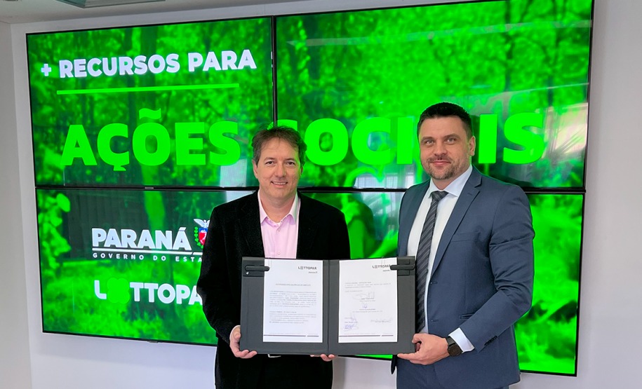 Evento de assinatura de contrato homologando a empresa WLC Paraná, na foto Peterson Baungartner Presidente da WLC e Daniel Romanowski Diretor-Presidente da Lottopar.