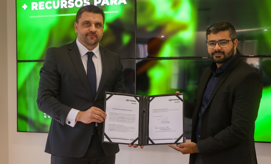 Evento de assinatura de contrato homologando a empresa BETPR na foto diretor-presidente Daniel Romanowski e Felipe Villar da BETPR.