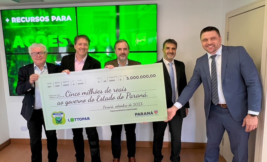 Evento de assinatura de contrato homologando a empresa WLC Paraná, na foto José Carlos Baungartner Presidente da PRO HARDS, Peterson Baungartner Presidente da WLC, Emiliano Giri sócio da WLC, Gáston Ricardo Corales Representante da empresa BPLAY e Daniel Romanowski Diretor-Presidente da Lottopar.