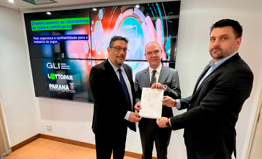 Diretor Regional Latino-Americano da GLI, Georges Didier, o executivo de Relações Governamentais e Desenvolvimento de Negócios GLI, Valter Delfraro Júnior e o Diretor Presidente da Lottopar Daniel Romanowski