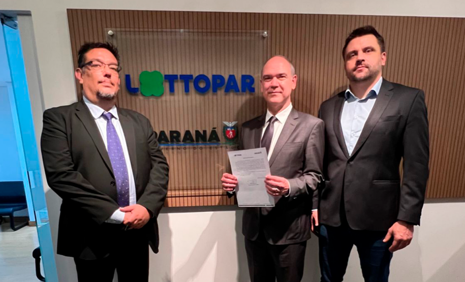Diretor Regional Latino-Americano da GLI, Georges Didier, o executivo de Relações Governamentais e Desenvolvimento de Negócios GLI, Valter Delfraro Júnior e o Diretor Presidente da Lottopar, Daniel Romanowski