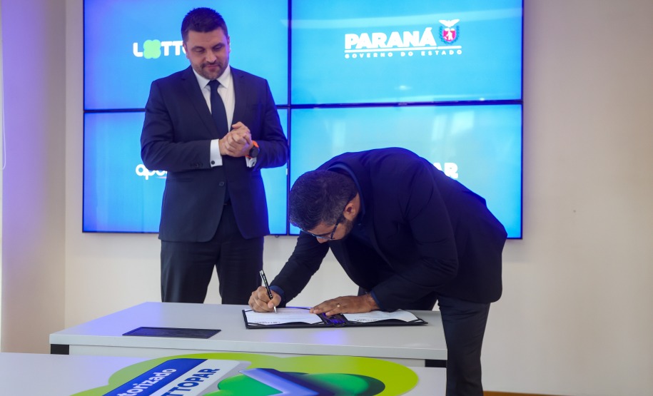 Evento de assinatura de contrato homologando a empresa BETPR na foto o diretor-presidente da Lottopar, Daniel Romanowski e Felipe Villar da BETPR e_2