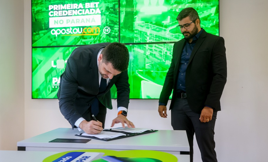 Evento de assinatura de contrato homologando a empresa BETPR, na foto o diretor-presidente da Lottopar, Daniel Romanowski e o reprsentante da BETPR, Felipe Villar.