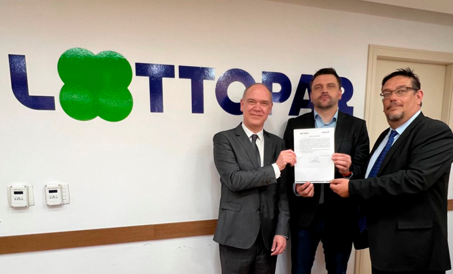 O executivo de Relações Governamentais e Desenvolvimento de Negócios GLI, Valter Delfraro Júnior , o Diretor Regional Latino-Americano da GLI, Georges Didier, e o Diretor Presidente da Lottopar, Daniel Romanowski