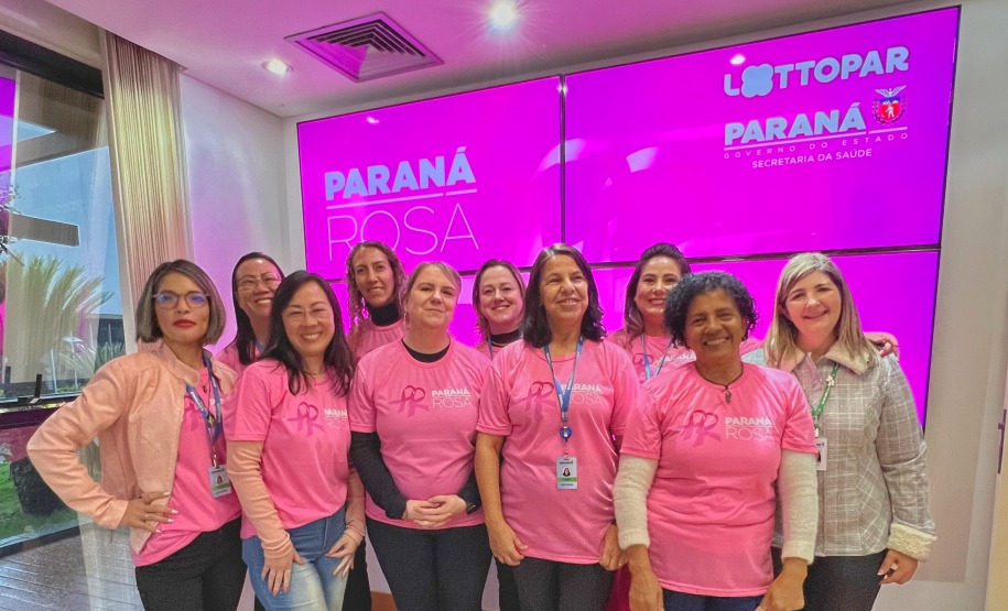 Ações do Paraná Rosa mobilizam servidores da Lottopar em uma parceria com a Secretaria da Saúde.