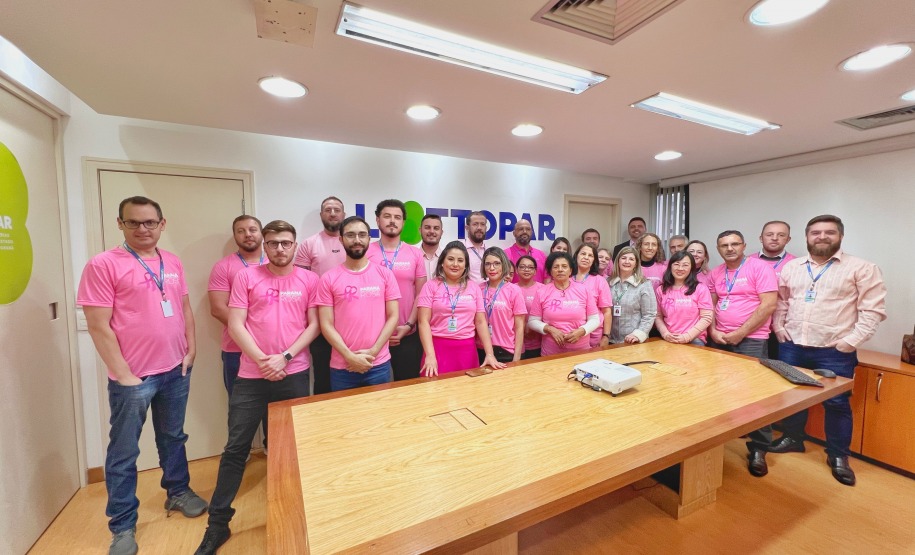 Ações do Paraná Rosa mobilizam servidores da Lottopar em uma parceria com a Secretaria da Saúde.