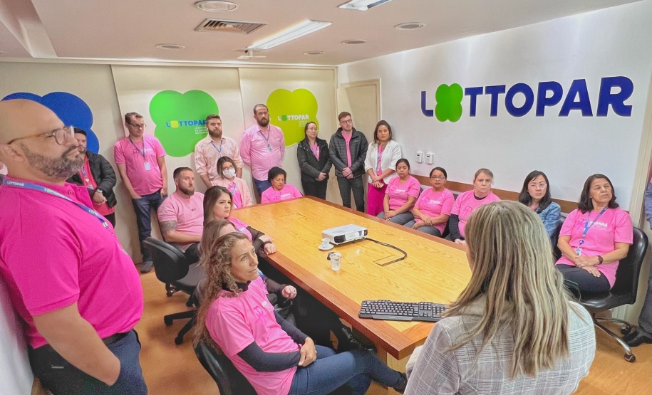 Ações do Paraná Rosa mobilizam servidores da Lottopar em uma parceria com a Secretaria da Saúde.