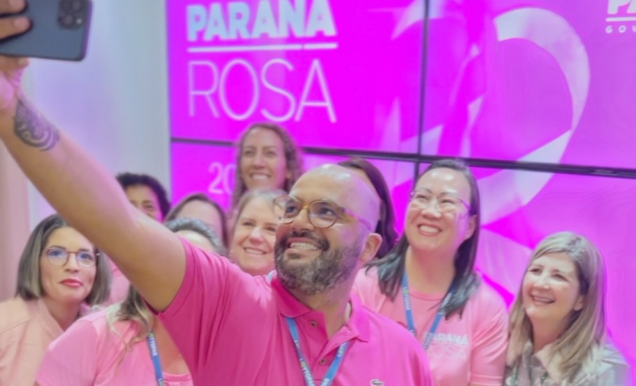 Ações do Paraná Rosa mobilizam servidores da Lottopar em uma parceria com a Secretaria da Saúde.