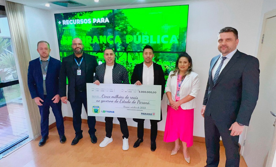 Representantes da empresa  Daruma Sam S.A (Aposta.la) junto com a diretoria da Lottopar.