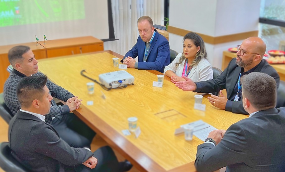 Representantes da empresa  Daruma Sam S.A (Aposta.la) junto com a diretoria da Lottopar.