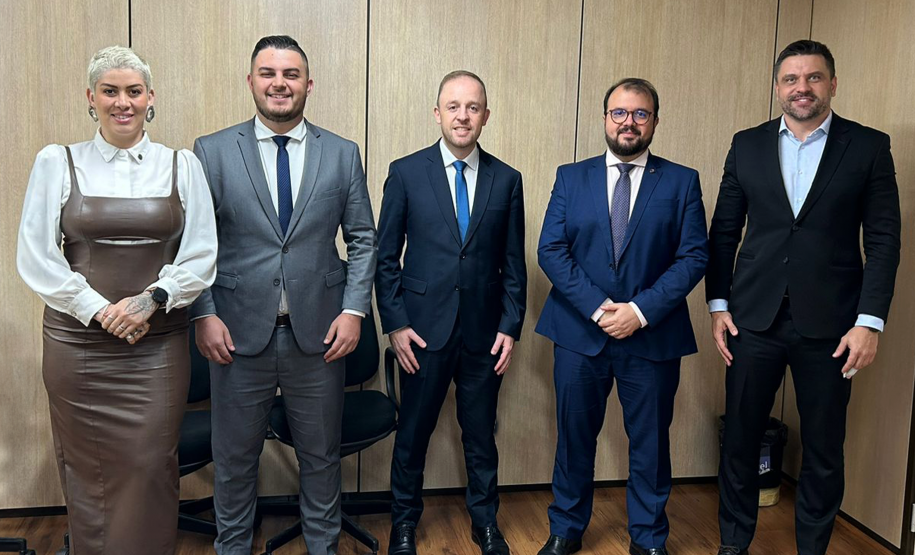 Na foto a subsecretária de Ação Sancionadora, Raiana Luiza de Andrade Falcão,  o assessor da Diretoria de Operações da Lottopar, Pablo Wosniacki, o diretor técnico da Lottopar, Rafael Halila, o secretário de Prêmios e Apostas, Regis Dudena e o diretor-presidente da Lottopar, Daniel Romanowski.