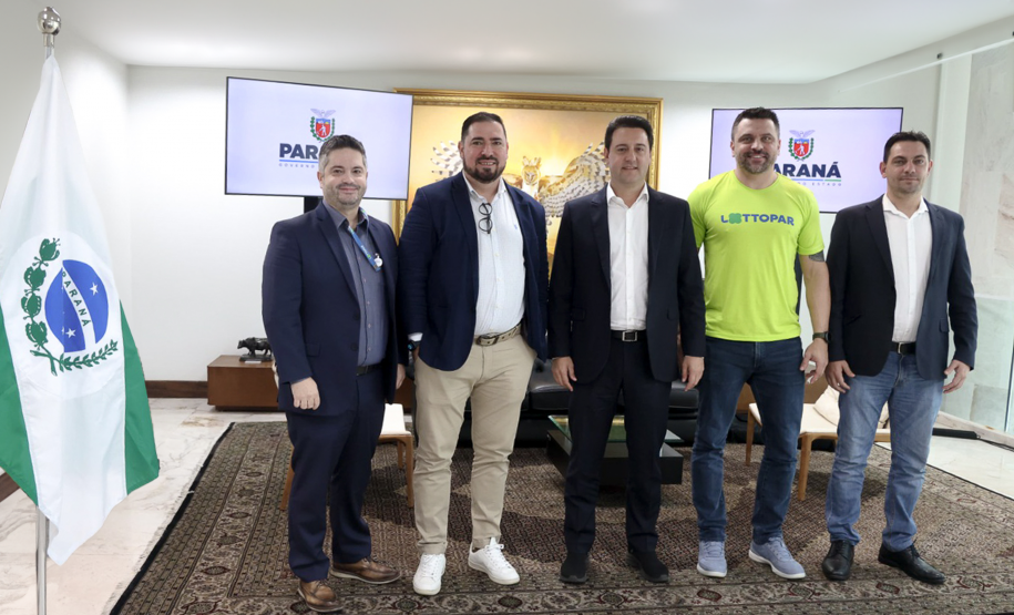 Lottopar entrega ao governador Carlos Massa Ratinho Junior balanço de ações.