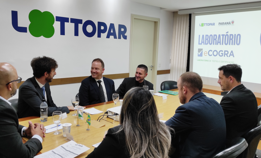 Certificadora do Reino Unido recebe termo de credenciamento em evento na Lottopar.
