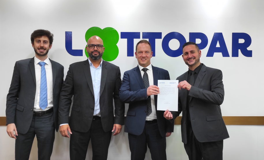 Certificadora do Reino Unido recebe termo de credenciamento em evento na Lottopar.