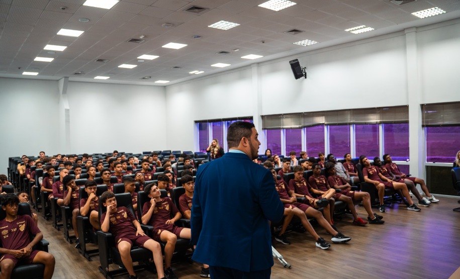 Lottopar realiza novo ciclo de treinamento sobre integridade esportiva para atletas do Athletico Paranaense